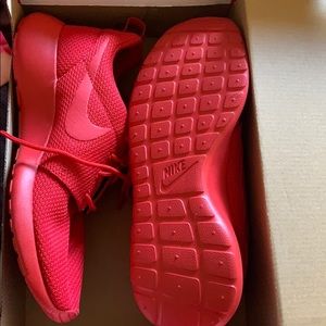 Triple Red Nike Roche